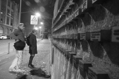 Wand am Jüdischen Friedhof. Auf jedem Stein steht ein Name eines in Nazi-KZs ermordeten Menschen. Auf einigen Kästchen liegen kleine Steinchen - als Zeichen der Erinnerung.